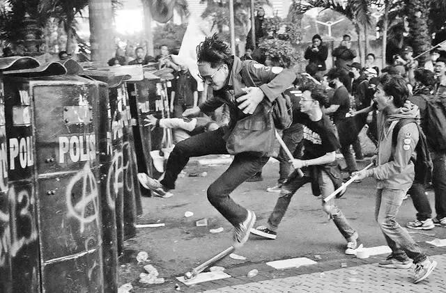 当地华人：多位政要住宅被洗劫CQ9电子印尼爆发大规模抗议(图3)